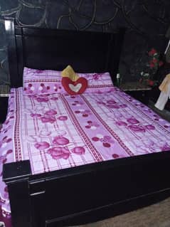 dubal bed with dresing and site table
