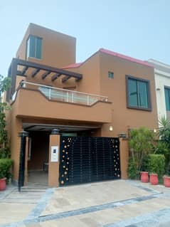 8 Marla Corner House for Sale in Bahria Town Lahore Like Brand New