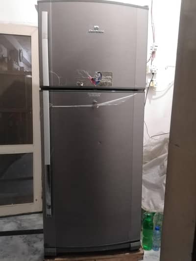 DAWLANCE REFRIGERATOR full size like new