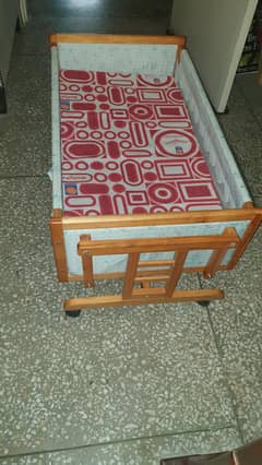 Infant swinging cot