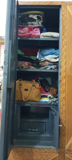 jaga Kam Hy bss room chota Hy only 1 year use ki Hy all ok