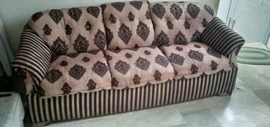 7 sitar sofa he aor covar Bhi hen