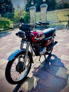 Honda 125 with vip number for urgent sale.