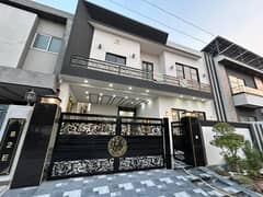 10 Marla Modern Style House for Sale in Bankers Avenue Bedian Road, Lahore!
