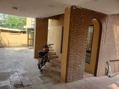 500 Square Yards Spacious House Available In F-8 For rent