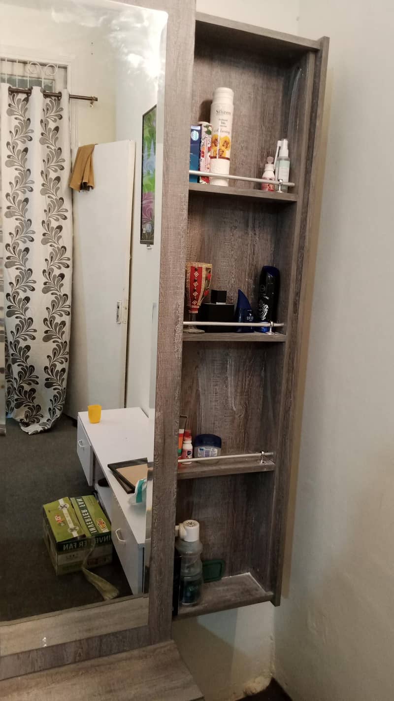 King size bed with mattress, side tables and dressing table. 7
