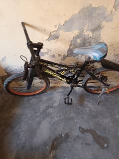 بچوں کی سایکل عمر دس سے چودہ سال  کے بچوں کلیے کنڈشن اچھی ھے ھے بس ٹسی