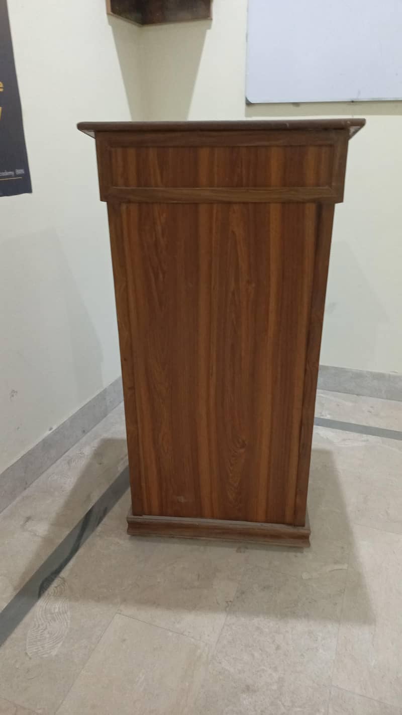 Rostrum / Dice/ lecture stand /speech counte 0