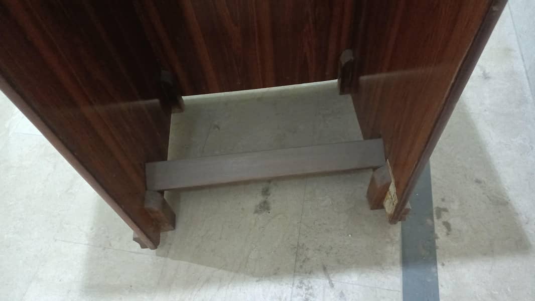 Rostrum / Dice/ lecture stand /speech counte 1