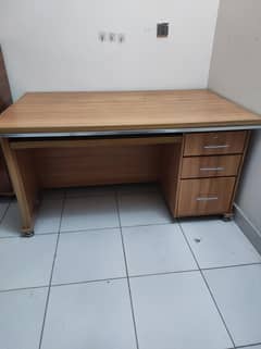 Ececutive computer table / workstation with keyboard tray