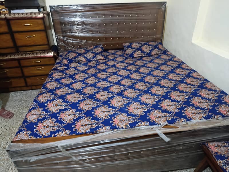 Bed with side tables and dressing table 2