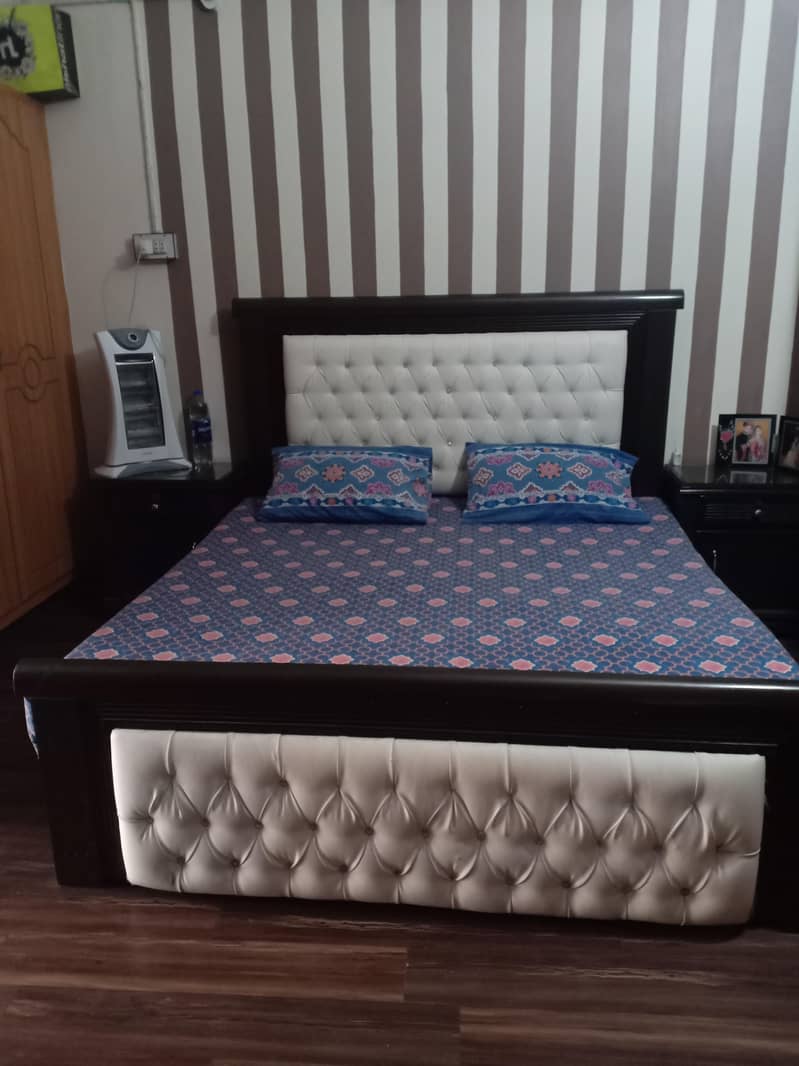 Double bed with 2 side tables and dressing table 0