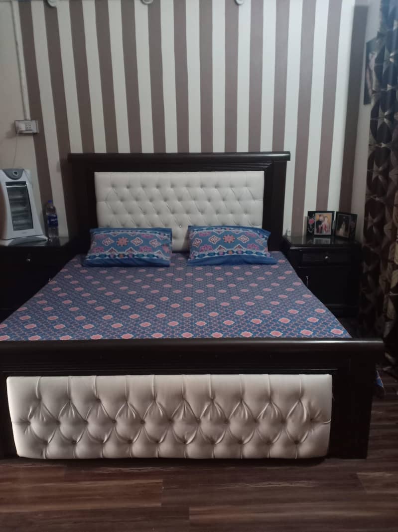 Double bed with 2 side tables and dressing table 1