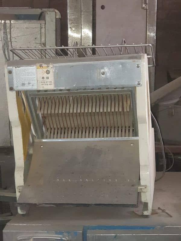 bread cutter 1