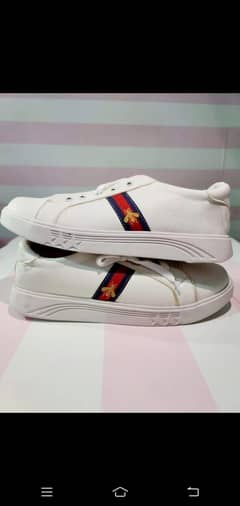 39 to 44 size is hear in white colour in premium quality