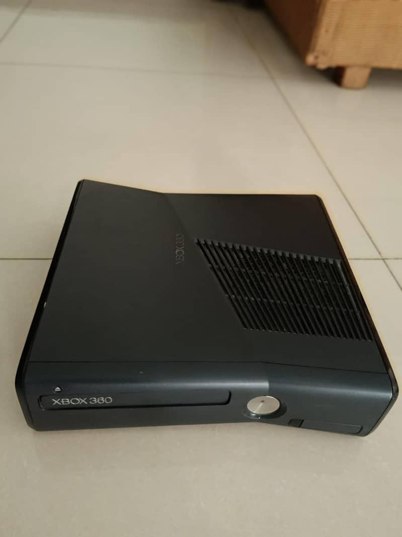 XBOX 360 SLIM EDITION WITH ONE CONTROLLER 1
