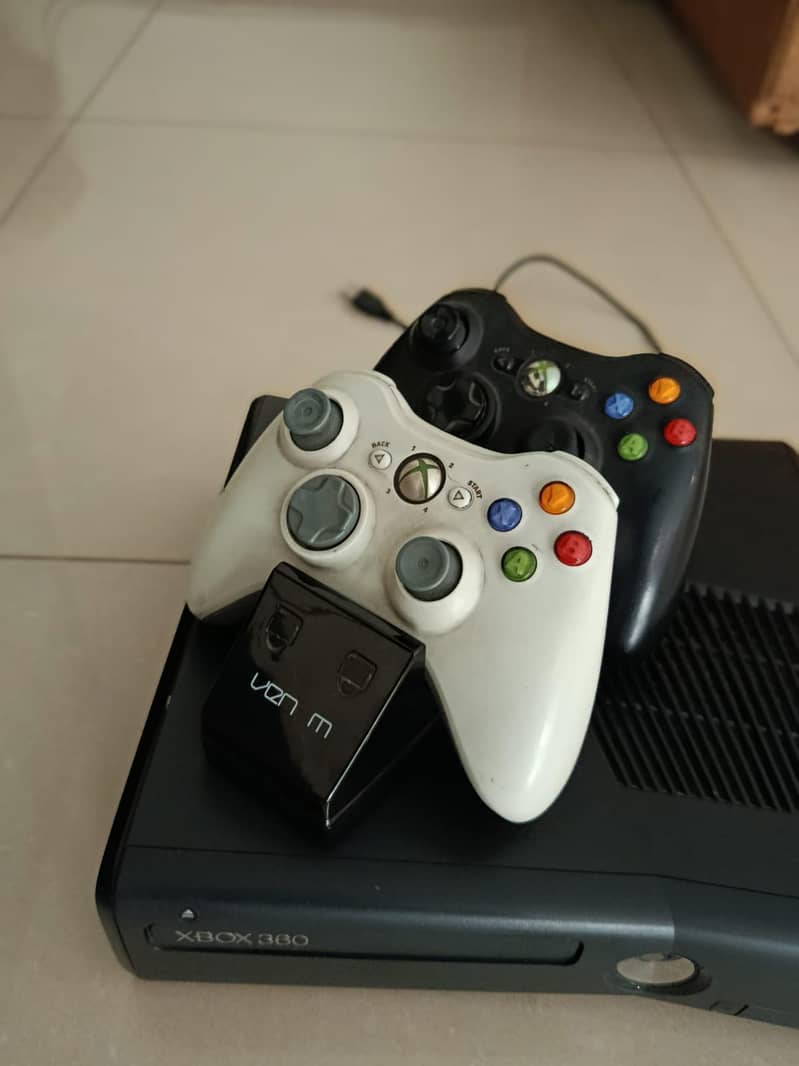 XBOX 360 SLIM EDITION WITH ONE CONTROLLER 2