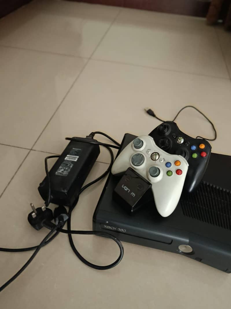 XBOX 360 SLIM EDITION WITH ONE CONTROLLER 3