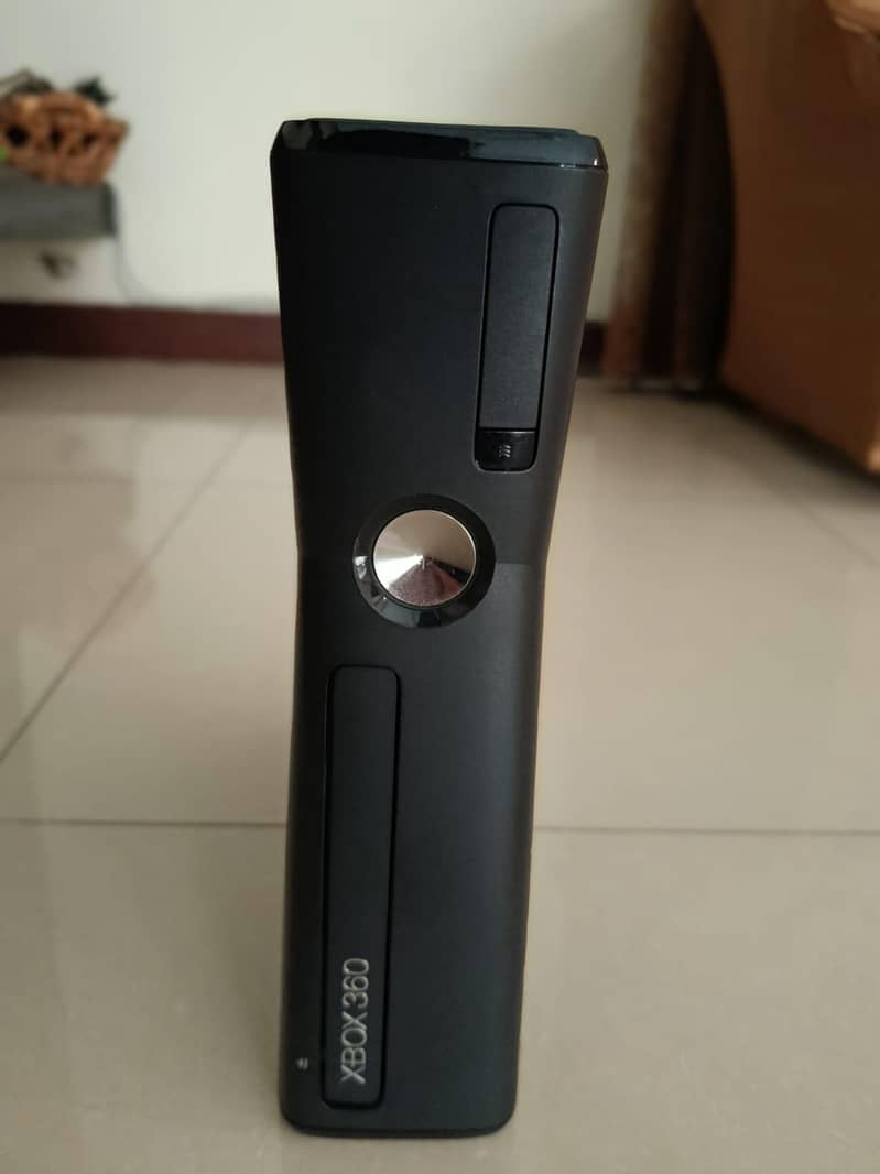 XBOX 360 SLIM EDITION WITH ONE CONTROLLER 4