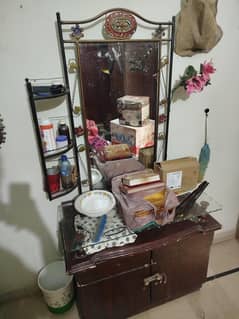 Dressing table for sale lock dalengay. low price.