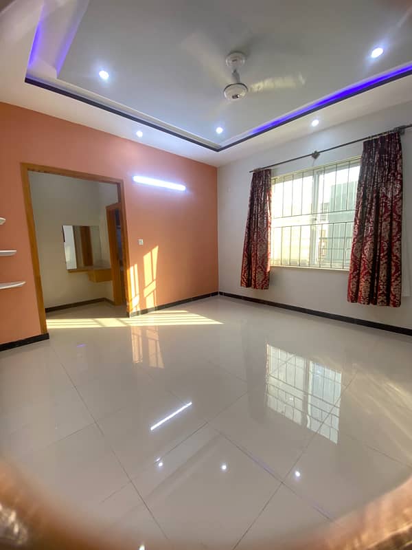 40*80 Upper Portion In New Condition 1