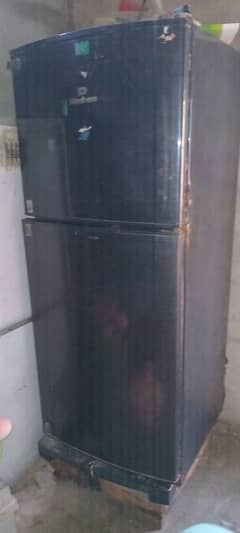 freeze kharab h 10 se 12 hazar ka kharcha h is pe baki condition norma