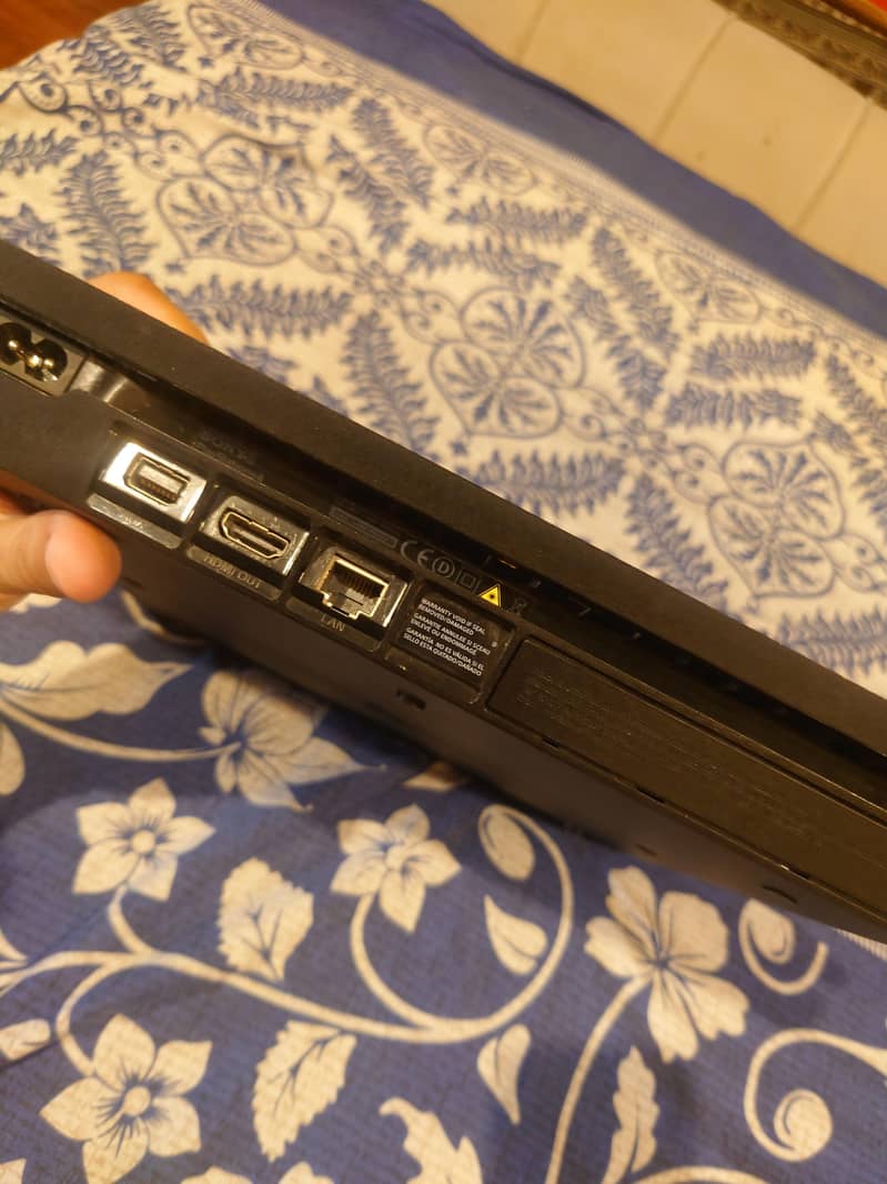 playstation 4 slim with 2 controllers and 1 game 2