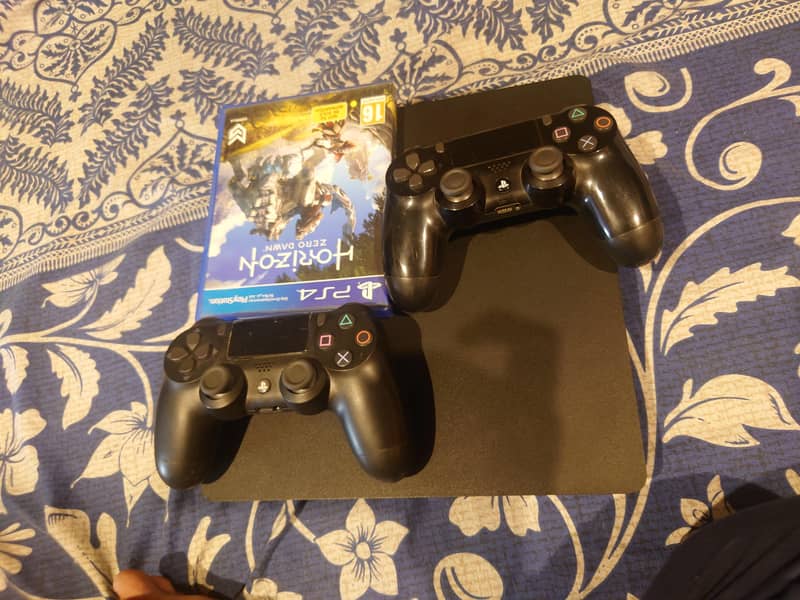 playstation 4 slim with 2 controllers and 1 game 4