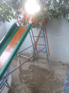 slide ek dum fit hai round jhoola tota howa hai