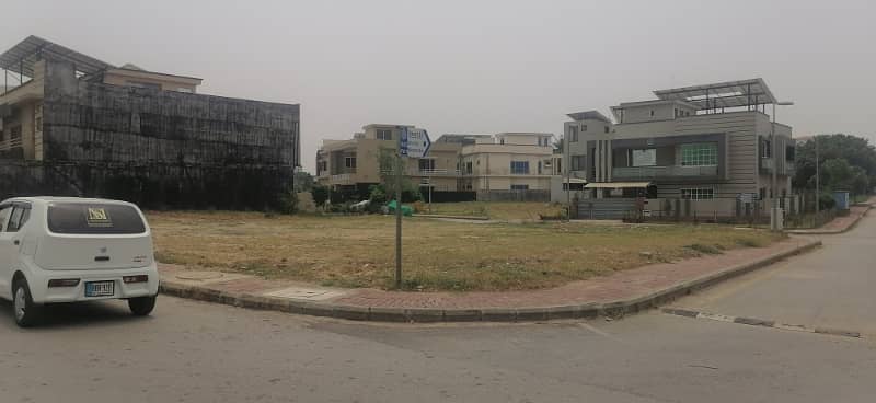 18.5 MALA CORNER 3 SIDE OPEN HEIGHTED LOCATION PLOT AVAILABLE FOR SALE IN BLOCK F-1 4
