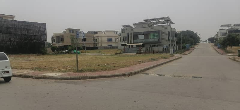 18.5 MALA CORNER 3 SIDE OPEN HEIGHTED LOCATION PLOT AVAILABLE FOR SALE IN BLOCK F-1 6