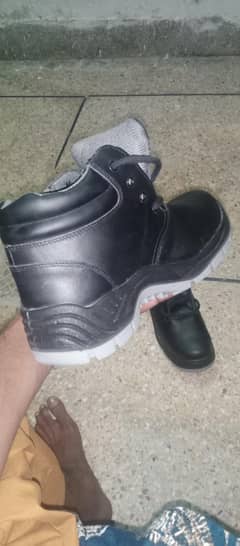 safety shoes with metal plates