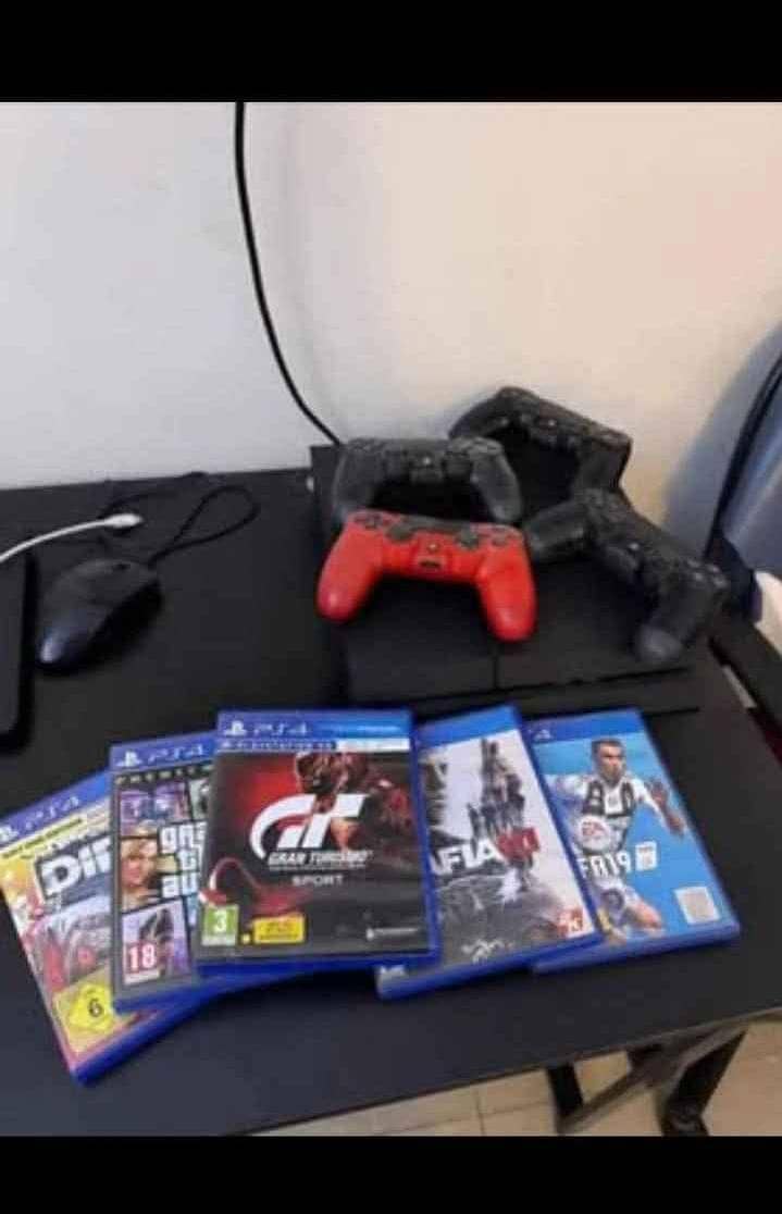 ps4 Non jail break with controllers and game 0