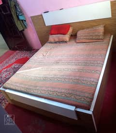 1 bed or 1 divider  1 almari or bed ki 2 said table ha