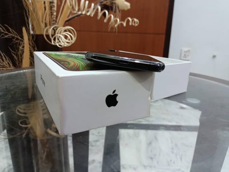 Iphone Xs Box Opened 1