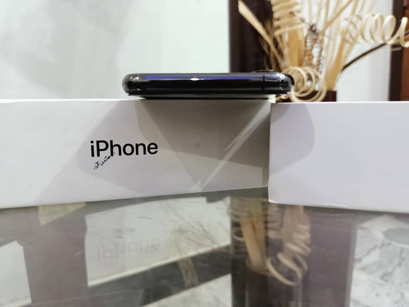 Iphone Xs Box Opened 3