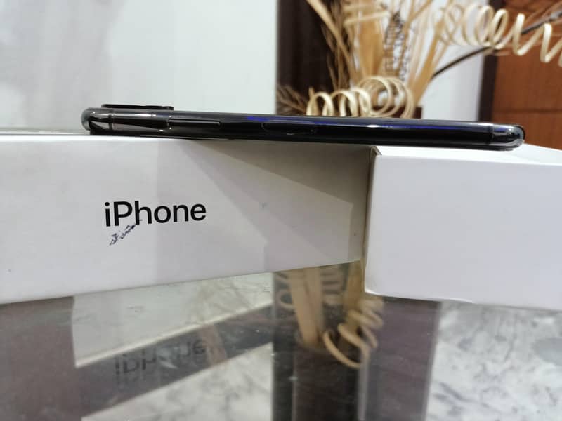 Iphone Xs Box Opened 4