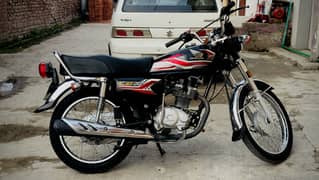 Honda 125 New condition 10/10 Black Colour whatsaap 03/645/4545/45