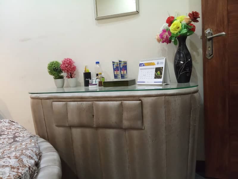 Round Bed with Mattress, side tables, and dressing table 5