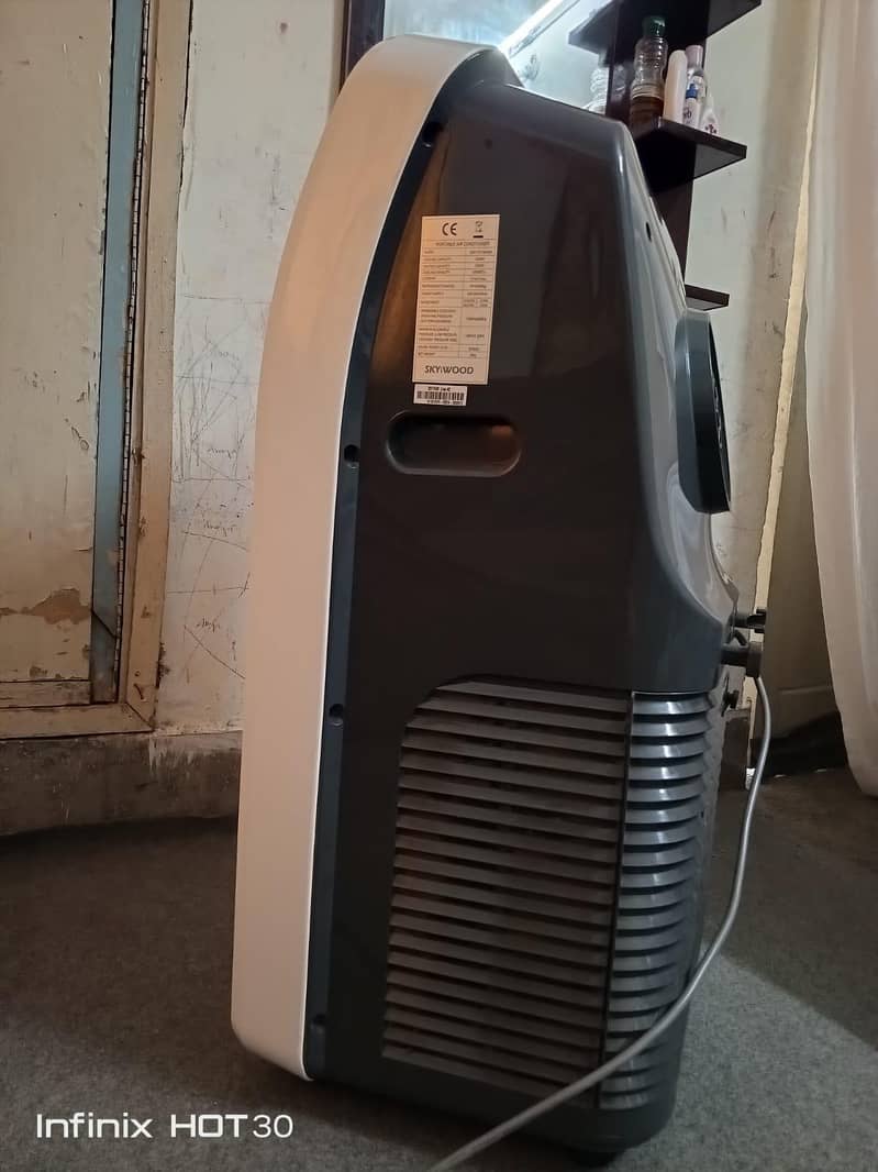 Portable Ac almost new in warranty Heat and Cool in Excelent Condition 1