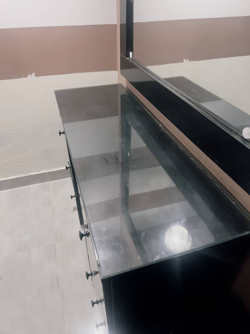 Bed with side tables and dressing table 2