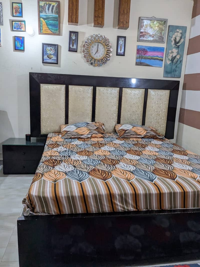 Bed with side tables and dressing table 8