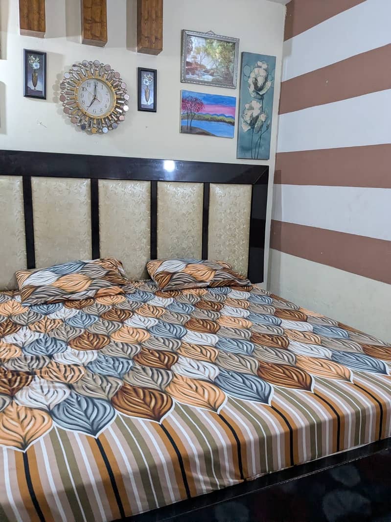 Bed with side tables and dressing table 9