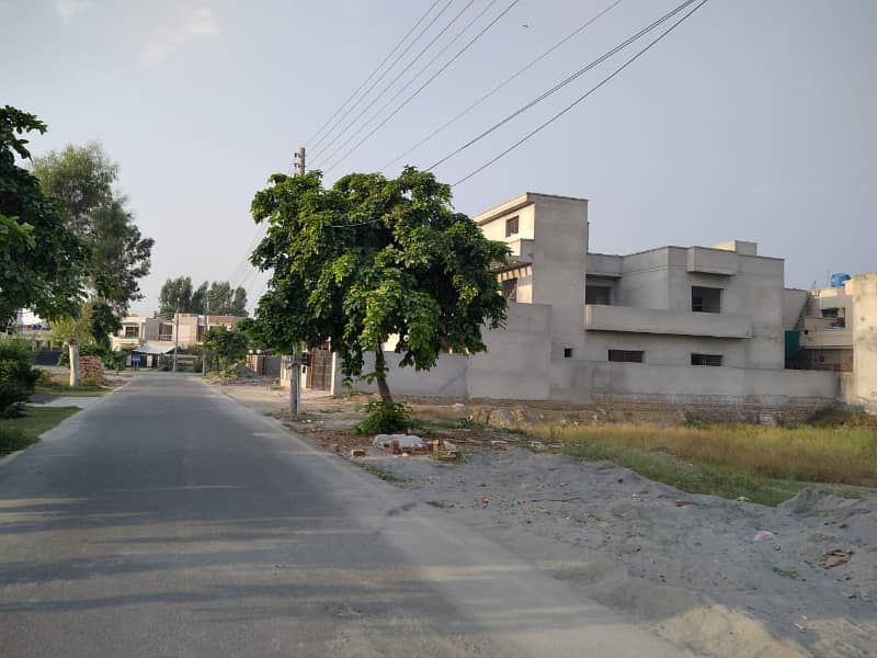 Prime Location 10 Marla Plot For Sale In C Block, Central Park Lahore 3