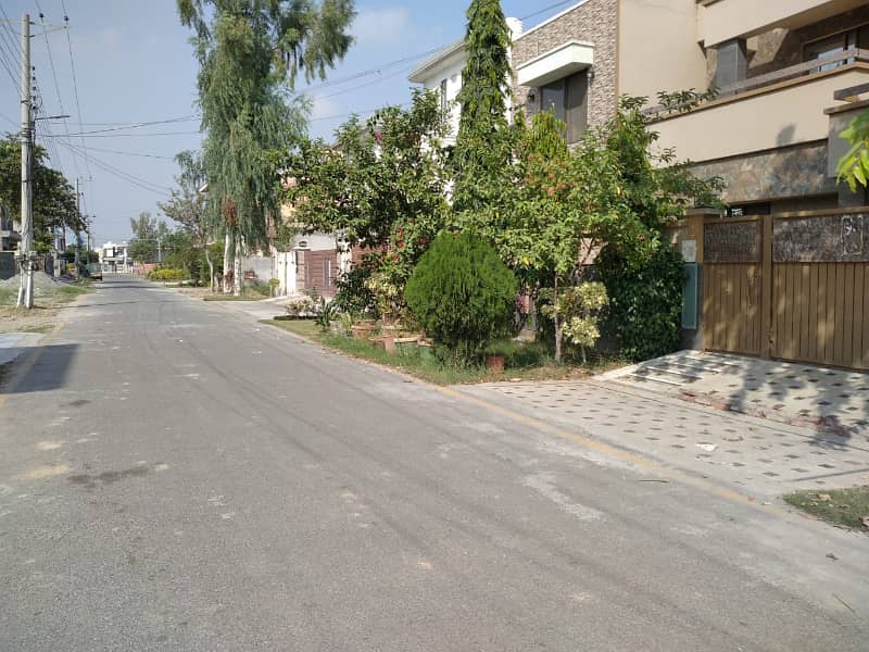 Prime Location 10 Marla Plot For Sale In C Block, Central Park Lahore 9