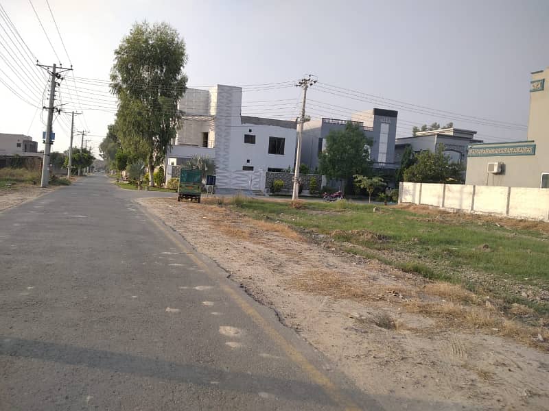 Prime Location 10 Marla Plot for Sale in C Block, Central Park Lahore 16