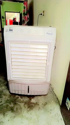 1 manth used ful new condition 220 volt ful size ic box air colar