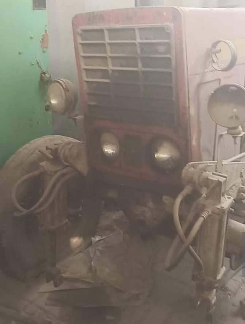 روسی ٹریکٹر ماڈل 1978 بمعہ فرنٹ بلیڈ 300 روپیہ فی کلوگرام 0