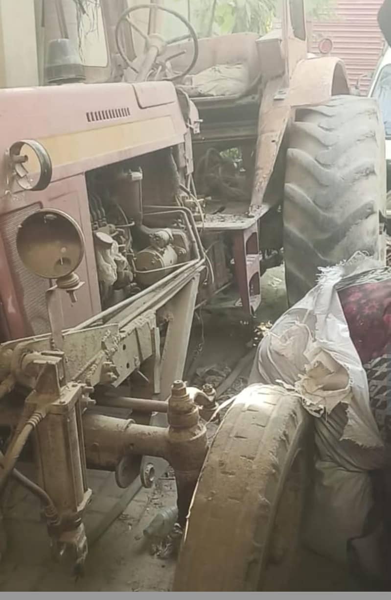 روسی ٹریکٹر ماڈل 1978 بمعہ فرنٹ بلیڈ 300 روپیہ فی کلوگرام 1