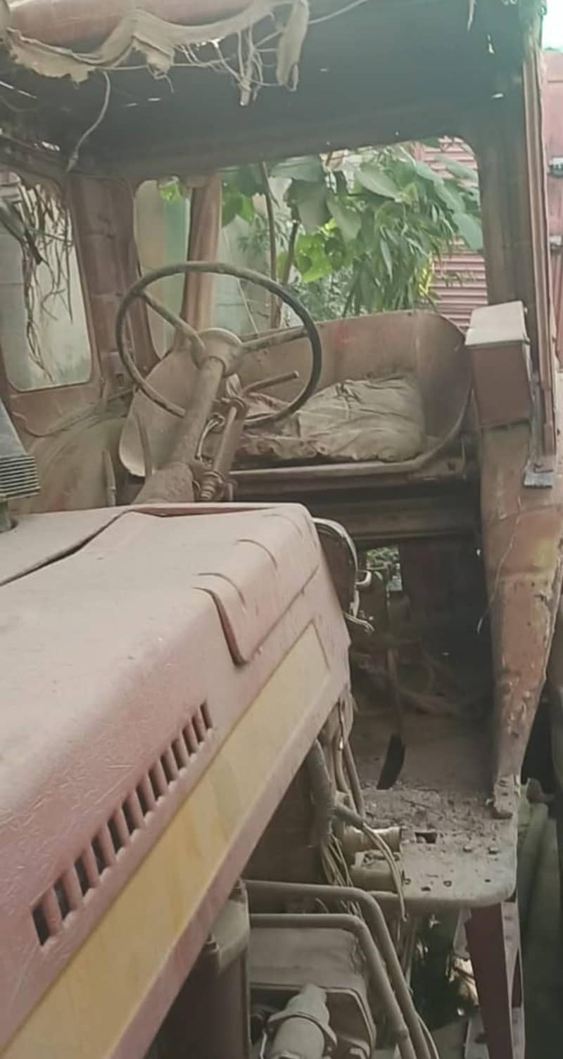 روسی ٹریکٹر ماڈل 1978 بمعہ فرنٹ بلیڈ 300 روپیہ فی کلوگرام 2